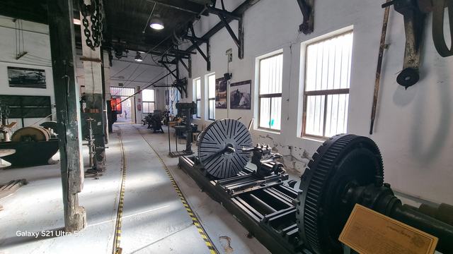 Torno de ruedas en la nave del taller.