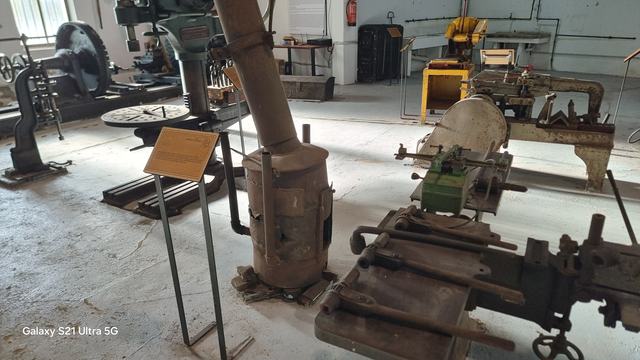 Estufa del taller junto a la cepilladora.
