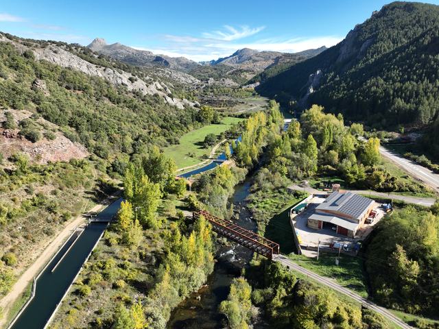 Canal de límites construidos a izquierda, Esla central con orillas irregulares, Puente de Hierro cruzando el río y carretera a derecha.
