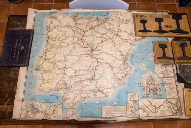 Mapa ferroviario de España y Portugal de 1946 con libro y muestras de carril