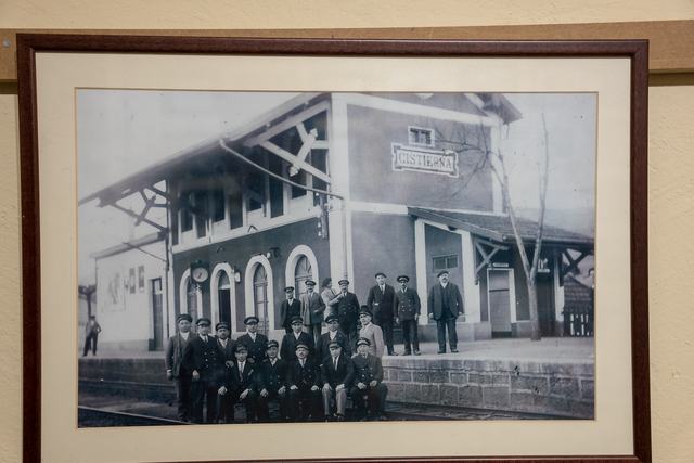 Fotografía histórica enmarcada de un grupo de ferroviarios ante la estación de Cistierna
