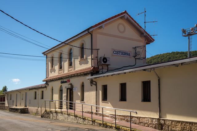 Fachada de la estación con rótulo CISTIERNA, puerta y rampa.